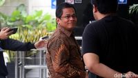 Senyum Sekjen DPR Saat Diperiksa KPK Terkait Suap Taufik Kurniawan