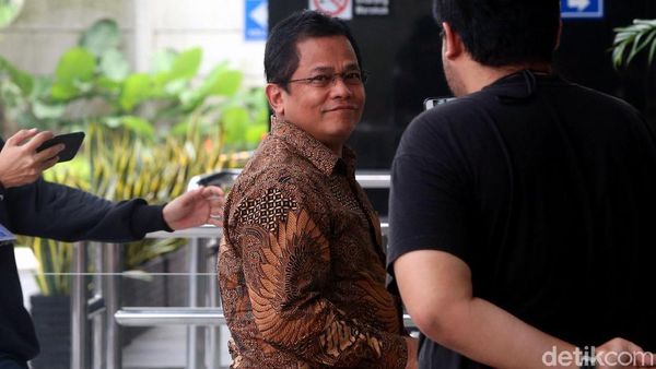 Senyum Sekjen DPR Saat Diperiksa KPK Terkait Suap Taufik Kurniawan