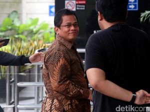 Senyum Sekjen DPR Saat Diperiksa KPK Terkait Suap Taufik Kurniawan