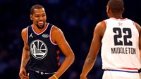 Di posisi ke-10 ada Kevin Durant. Small forward Golden State Warriors itu punya pendapatan 65,4 juta dollar AS (Rp 931 miliar). Foto: Bob Donnan-USA TODAY Sports/REUTERS