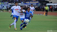 Arthur Cunha berusaha menghentikan serangan para pemain Persib.