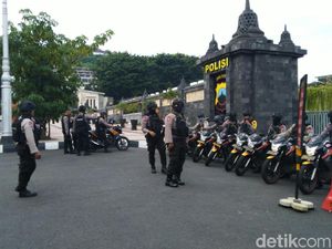 500 Polisi Bersiaga Amankan Pemeriksaan Ketum PA 212 di Polda Jateng 500 Polisi Bersiaga Amankan Pemeriksaan Ketum PA 212 di Polda Jateng