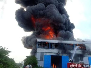 Masih Membara! Gudang di Kawasan Industri Maspion Terbakar