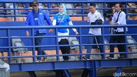 Ridwan Kamil yang didampingi istrinya tiba di Stadion Si Jalak Harupat, Bandung, Senin (18/2/2019).