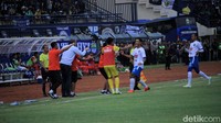 Arema FC menyamakan kedudukan menjadi 1-1 lewat Muhammad Rafli di menit ke-75. 