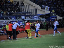 Arema FC menyamakan kedudukan menjadi 1-1 lewat Muhammad Rafli di menit ke-75. 