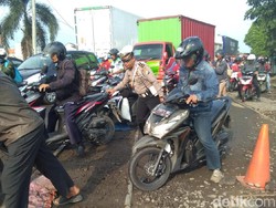 Perbaikan Rel KA Bikin Jalur Poros Lamongan-Surabaya Macet