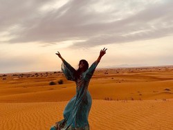 Camila Cabello Sebut Gurun Pasir Dubai Sebagai Lukisan di Bumi
