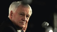 Mendiang Sir Bobby Robson tadinya adalah manajer tertua dalam sejarah Premier League, dengan usia 71 tahun 191 hari saat terakhir kali menangani Newcastle United. Kini eks pelatih Barcelona itu mesti turun ke posisi dua. (Foto: Tom Shaw/Getty Images)