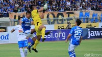 Natshir keluar dari sarangnya untuk mengamankan gawangnya dari serangan para pemain Persib.