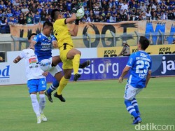 Natshir keluar dari sarangnya untuk mengamankan gawangnya dari serangan para pemain Persib.
