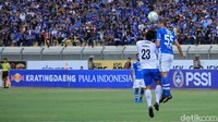 Tempo permainan mulai menurun ketika memasuki menit ke-30, tapi persaingan di lini tengah masih sangat sengit.