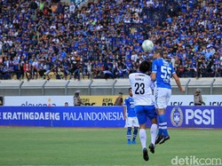 Tempo permainan mulai menurun ketika memasuki menit ke-30, tapi persaingan di lini tengah masih sangat sengit.