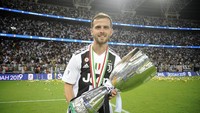 Miralem Pjanic belakangan juga digosipkan akan hengkang dari Juventus. Di tengah rencana perombakan lini tengah Madrid, Pjanic adalah suntikan tenaga yang sangat dibutuhkan. (Marco Rosi/Getty Images for Lega Serie A)