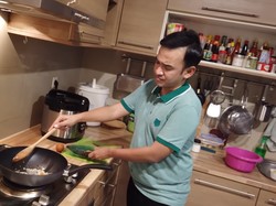 Romantis! Ruben Onsu Bikin Tumis Pare Spesial Buat Sarwendah