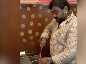 Penjual Jagung Manis Ini Sulap Wadah Jagung Jadi Instrumen Musik Keren