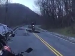 Kawasaki KLX 400 Dipakai Atraksi di Jalan Amblas