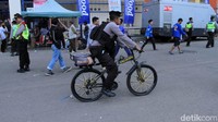 Anggota Polres Bandung berpatroli di luar stadion jelang laga Persib Bandung melawan Arema FC.
