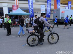 Anggota Polres Bandung berpatroli di luar stadion jelang laga Persib Bandung melawan Arema FC.
