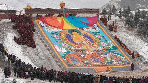 Melihat Lebih Dekat Festival Menjemur Buddha di Tibet