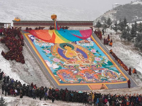 Melihat Lebih Dekat Festival Menjemur Buddha di Tibet