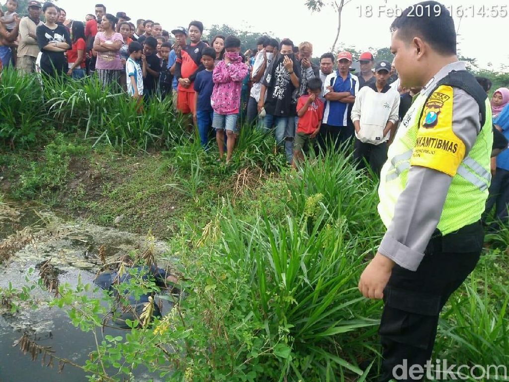 Mayat Tak Beridentitas Mengambang di Kubangan Pacuan Kuda Blitar Mayat Tak Beridentitas Mengambang di Kubangan Pacuan Kuda Blitar