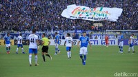Memasuki menit-menit akhir pertandingan, kedua tim silih berganti lakukan serangan. Akan tetapi tak ada gol tambahan yang tercipta, laga pun berakhir dengan skor imbang 1-1.