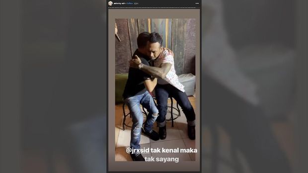 Jerinx digambarkan berpelukan dengan Anang.