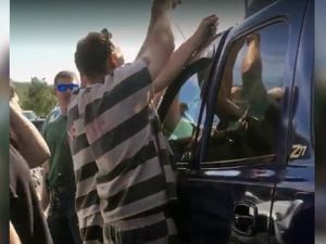 Napi di AS Pakai Gantungan Baju Selamatkan Bayi Terkunci di Mobil Napi di AS Pakai Gantungan Baju Selamatkan Bayi Terkunci di Mobil