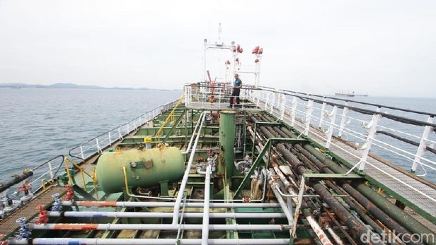 Bakamla Amankan Kapal yang Transfer BBM Ilegal di Perairan Batam