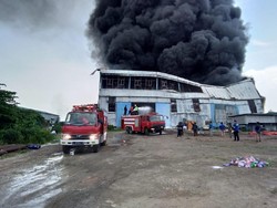 4 Jam, Kebakaran Gudang di Kawasan Industri Maspion Masih Membara