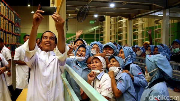 Gaya Jokowi Swafoto Bersama Karyawan di Pabrik Mayora