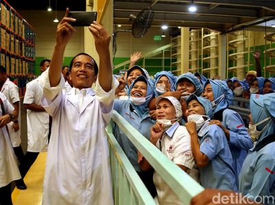 Gaya Jokowi Swafoto Bersama Karyawan di Pabrik Mayora