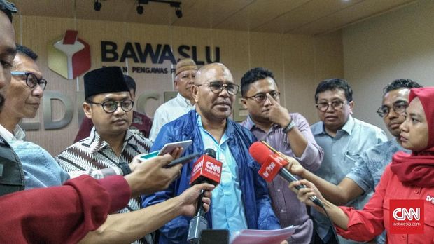 Djamaludin Koedoebon dari Tim Advokat Indonesia Bergerak (TAIB) melaporkan Jokowi terkait serangan soal kepemilikan lahan Prabowo ke kepolisian.