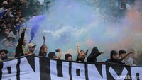 Tapi flare dan smoke bomb itu bertahan sampai mati dengan sendirinya. (Foto: Mukhlis Dinillah/detikSport)
