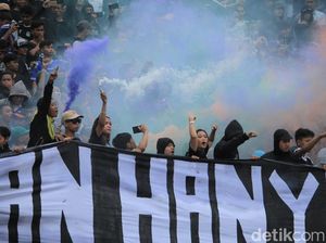 Bobotoh Unjuk Sikap Politik di Stadion, Bomber: Fokus Dukung Persib Bobotoh Unjuk Sikap Politik di Stadion, Bomber: Fokus Dukung Persib