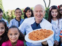 Punya Resto Mewah, Chef Ini Masak dan Beri Makan Ribuan Orang Miskin