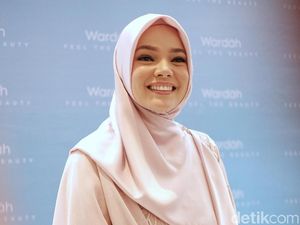 Kisah Hijrah Dewi Sandra yang Tak Mudah