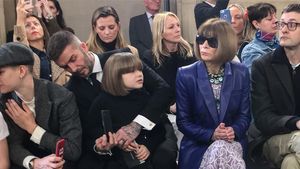 Makin Stylish, Harper Beckham Tampil Mirip Anna Wintour di Show Victoria