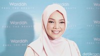 Dewi Sandra Ingin Ramadan di Rumah, Berharap Tak Gagal Khatam Al-Quran