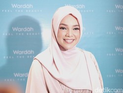 Dewi Sandra Ingin Ramadan di Rumah, Berharap Tak Gagal Khatam Al-Quran