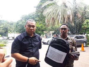 Pengacara Pemprov Papua Minta Polisi Bongkar Grup WA Penyelidik KPK Pengacara Pemprov Papua Minta Polisi Bongkar Grup WA Penyelidik KPK