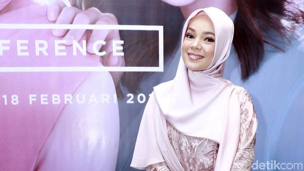 Segarkan Harimu dengan Penampilan Dewi Sandra