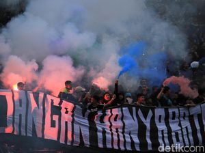 Flare dan Smoke Bomb di Si Jalak Harupat Flare dan Smoke Bomb di Si Jalak Harupat