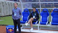 Pelatih Persib Bandung Miljan Radovic tampak serius mengamati jalannya pertandingan.