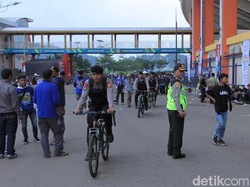 Polisi Bersepeda Jaga Persib Vs Arema di Stadion Si Jalak Harupat