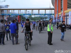 Polisi Bersepeda Jaga Persib Vs Arema di Stadion Si Jalak Harupat Polisi Bersepeda Jaga Persib Vs Arema di Stadion Si Jalak Harupat