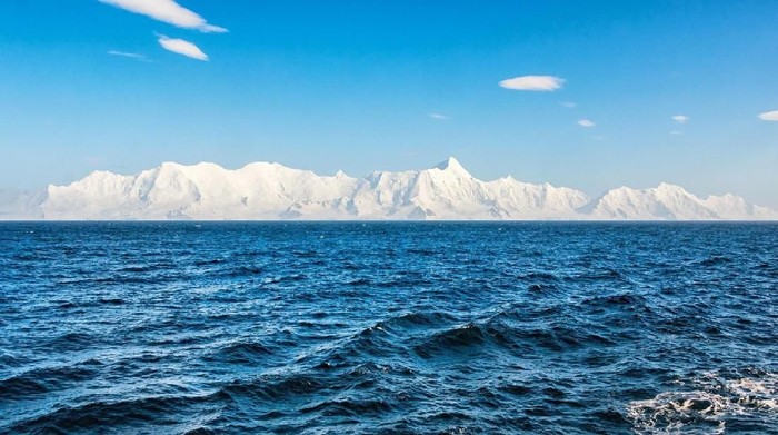 Kaum Bumi datar mau cari tembok es tebal yang katanya merupakan tepian Planet Bitu ini. Foto: (BBC Future/Tim Nutbeam)