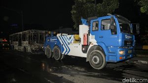 TransJakarta yang Terbakar Mulai Dievakuasi