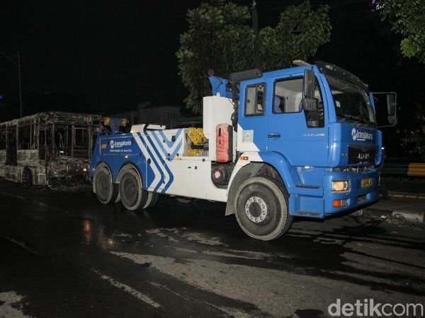 TransJakarta yang Terbakar Mulai Dievakuasi